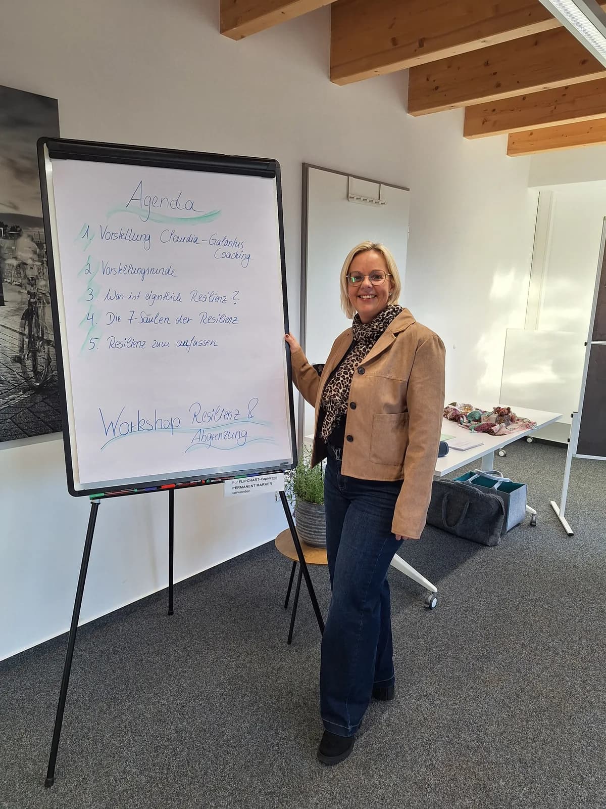 Claudia Pietrek-Kocakahya leitet ein Workshop zu Resilienz und Abgrenzung